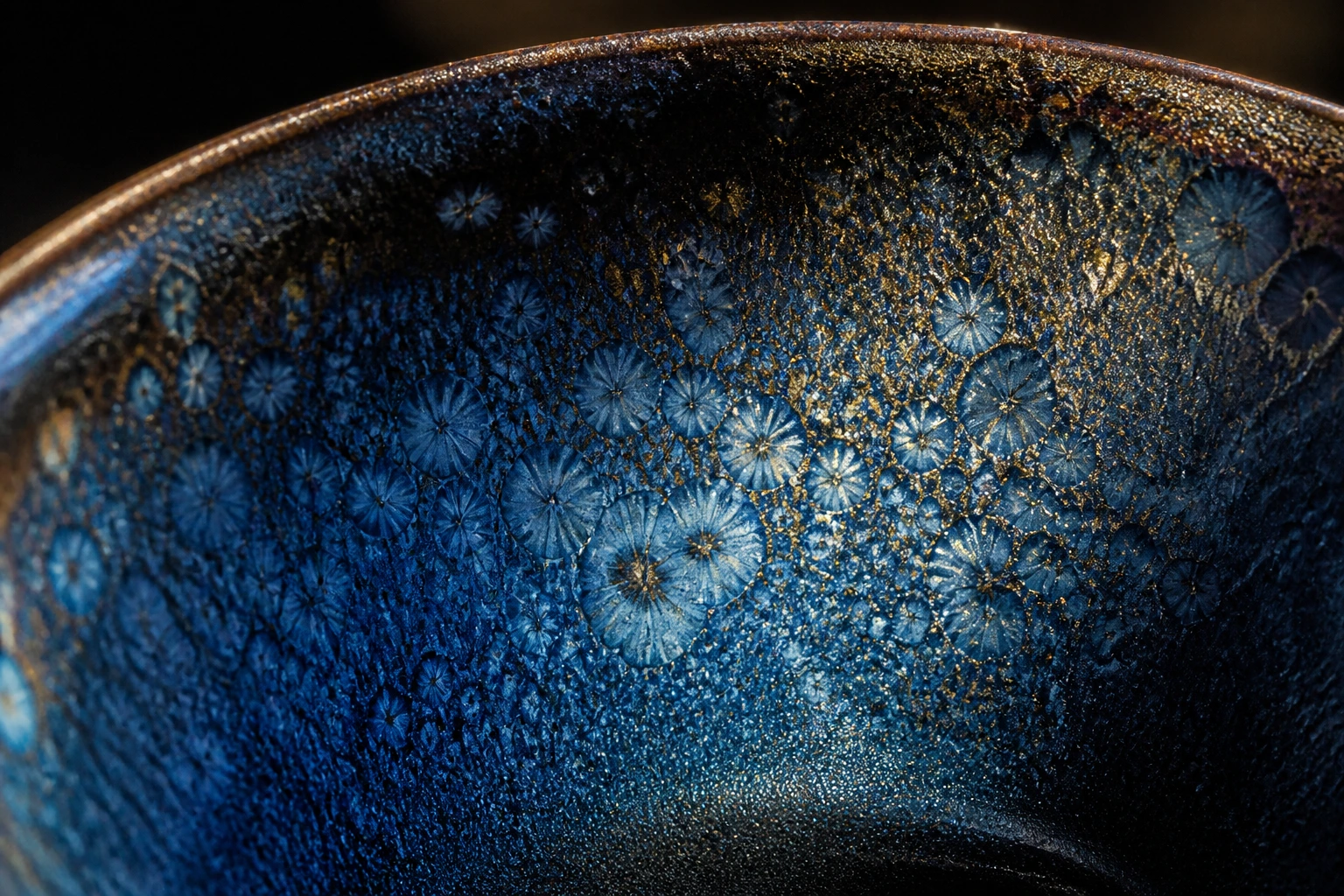Close view of a living TENMOKU ATELIER glaze